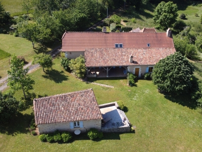 Renovated farmhouse with guest studio and 12ha