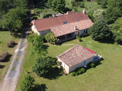 Renovated farmhouse with guest studio and 12ha