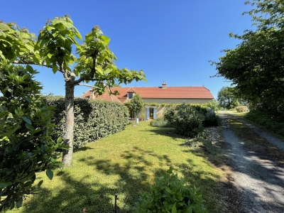Renovated farmhouse with guest studio and 12ha