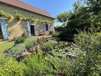 Renovated farmhouse with guest studio and 12ha