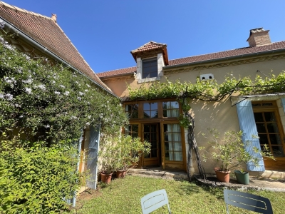 Renovated farmhouse with guest studio and 12ha