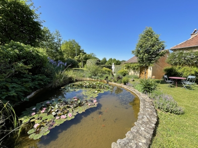 Renovated farmhouse with guest studio and 12ha