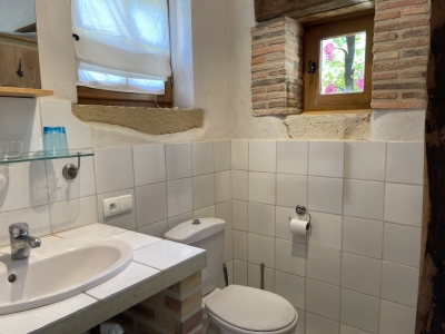 Renovated farmhouse with guest studio and 12ha