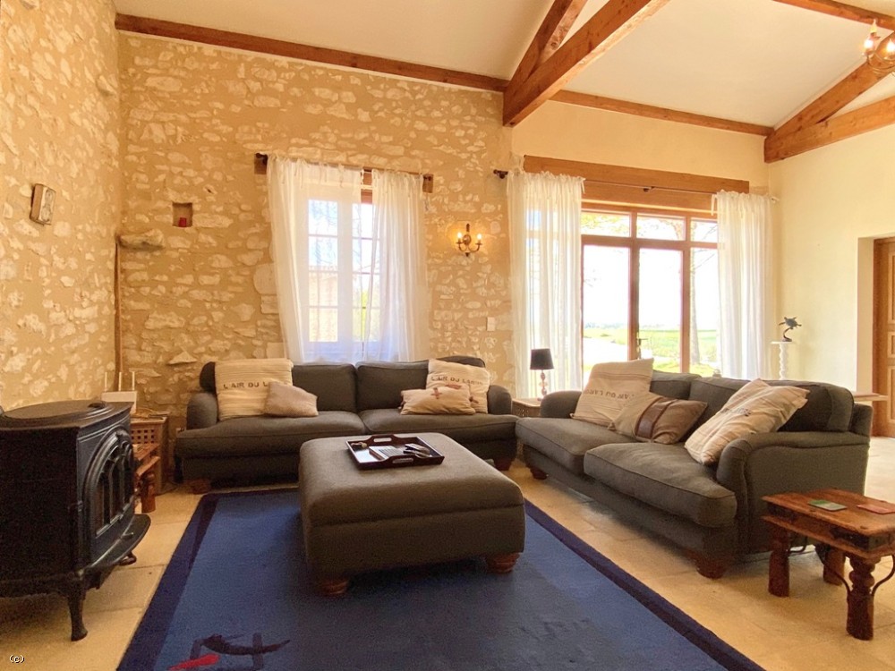 Substantial and fully restored 5 bedroom farmhouse with swimming pool