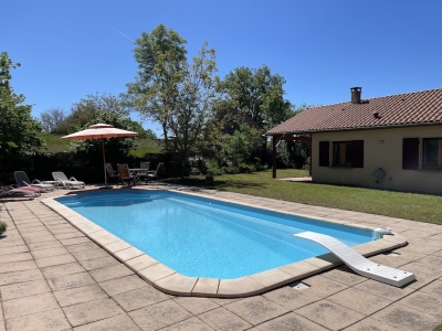 Maison de campagne moderne avec une piscine, un garage et un jardin