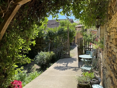 Jolie ferme du XVIIIème siècle avec des dépendances et un jardin