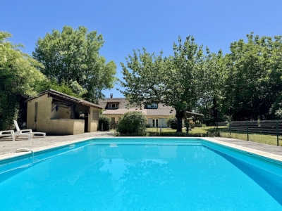 Superbly restored périgourdine farmhouse with swimming pool and garden