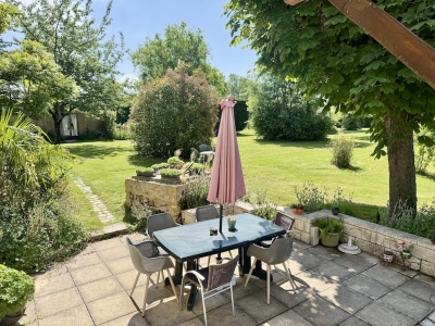 Attractive 19th century maison de maître with swimming pool and garden