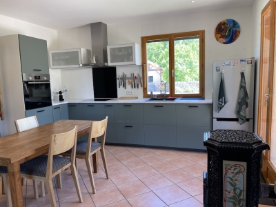 Maison de campagne moderne avec une piscine, un garage et un jardin