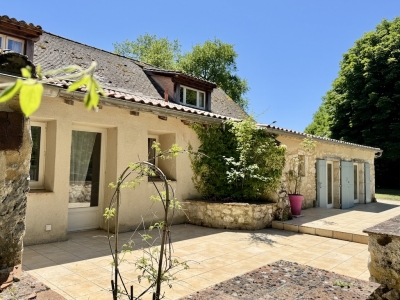 Superbly restored périgourdine farmhouse with swimming pool and garden