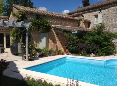 Maison de village du XIXème siècle magnifiquement restaurée avec un garage, une piscine et un jardin