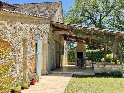 Superbly restored périgourdine farmhouse with swimming pool and garden