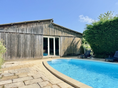 Attractive 19th century maison de maître with swimming pool and garden