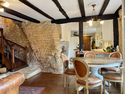 Superbly located and sympathetically restored périgourdine house with stunning views