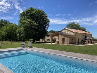 Jolie ferme du XIXème siècle avec un studio, 3 gîtes, une piscine et 4,6 ha