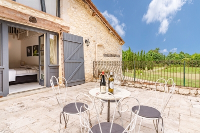 Grange aménagée, superbement restaurée, dotée de 5 chambres avec une piscine chauffée et 2 ha de jardins et de terrain