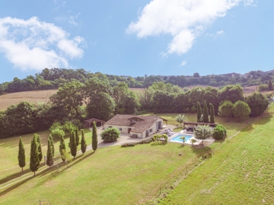 Grange aménagée, superbement restaurée, dotée de 5 chambres avec une piscine chauffée et 2 ha de jardins et de terrain