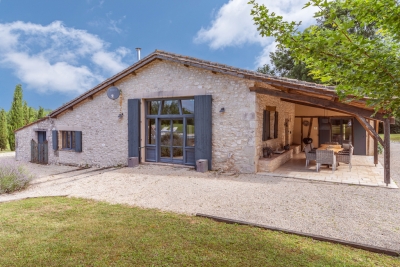 Grange aménagée, superbement restaurée, dotée de 5 chambres avec une piscine chauffée et 2 ha de jardins et de terrain