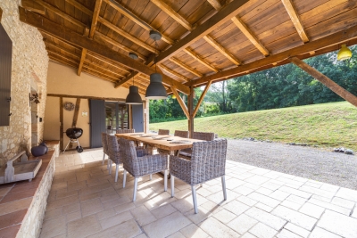 Grange aménagée, superbement restaurée, dotée de 5 chambres avec une piscine chauffée et 2 ha de jardins et de terrain