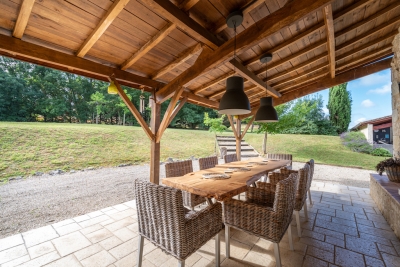 Grange aménagée, superbement restaurée, dotée de 5 chambres avec une piscine chauffée et 2 ha de jardins et de terrain