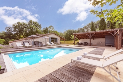 Grange aménagée, superbement restaurée, dotée de 5 chambres avec une piscine chauffée et 2 ha de jardins et de terrain