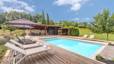 Grange aménagée, superbement restaurée, dotée de 5 chambres avec une piscine chauffée et 2 ha de jardins et de terrain