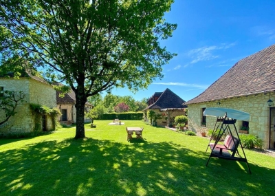 Beautifully restored farmhouse with pigeonnier and summer guest cottage