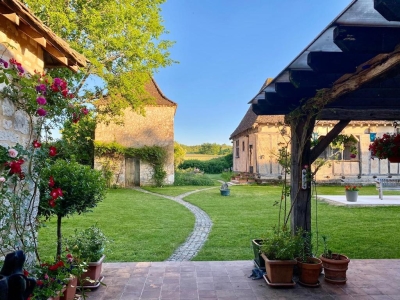 Ferme magnifiquement restaurée avec un pigeonnier et une maison d'hôtes d'été