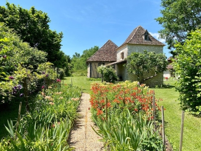 Beautifully restored farmhouse with pigeonnier and summer guest cottage