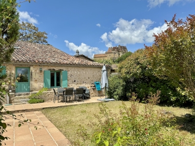 Maison de village joliment restaurée avec un jardin